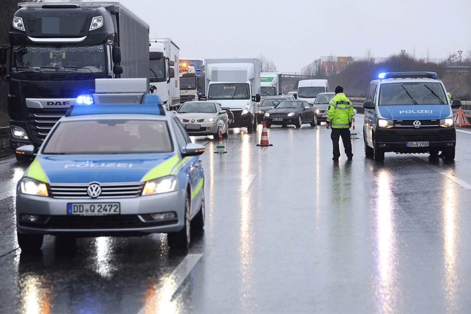 Der Verkehr auf der A4 wurde auf den Standstreifen umgeleitet.