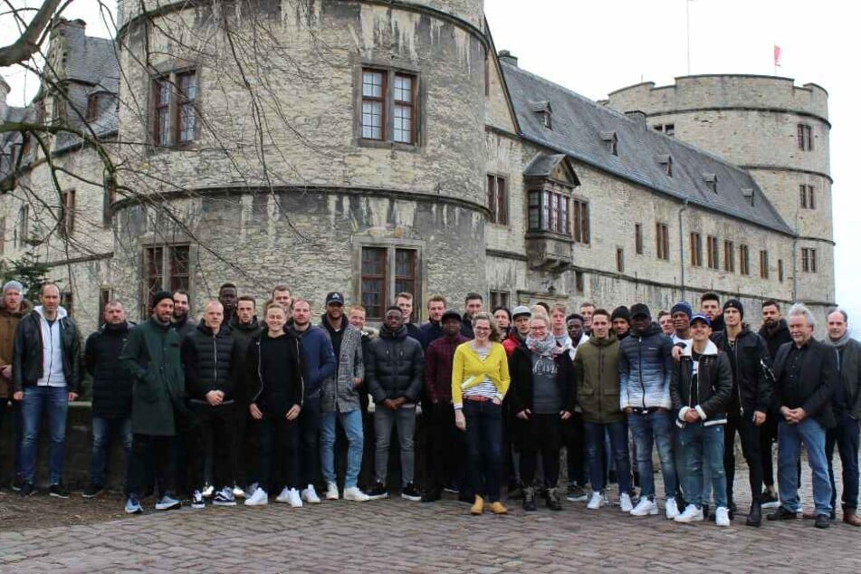 Die Profi-Kicker stehen vor der historischen Wewelsburg.