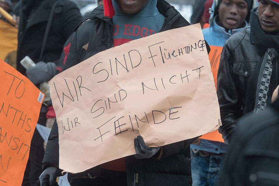 "Wir sind Flüchtlinge. Wir sind nicht Feinde", steht auf einem Transparent.