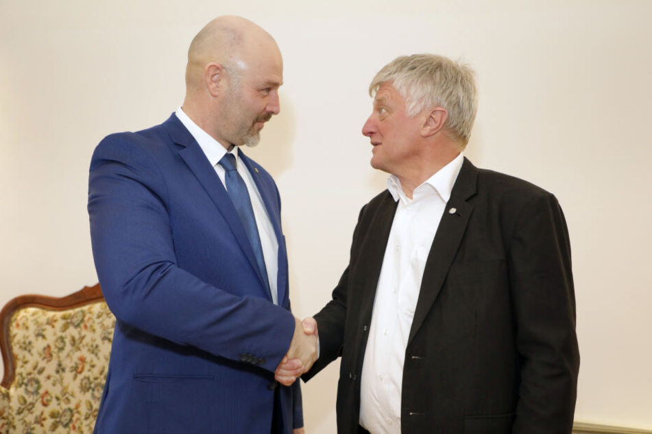 Überraschung: Nico Köhler (44, l.) musste Ulrich Oehme (59) zur AfD-Kandidatur für die OB-Wahl gratulieren.