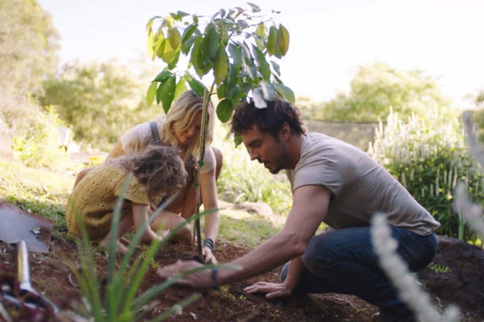 Damon Gameau (r.) pflanzt mit seiner Tochter und seiner Frau sinnbildlich einen kleinen Baum. Er beschäftigt sich in seiner Doku auf erstklassige Weise damit, wie man den Zustand der Erde nachhaltig verbessern kann.