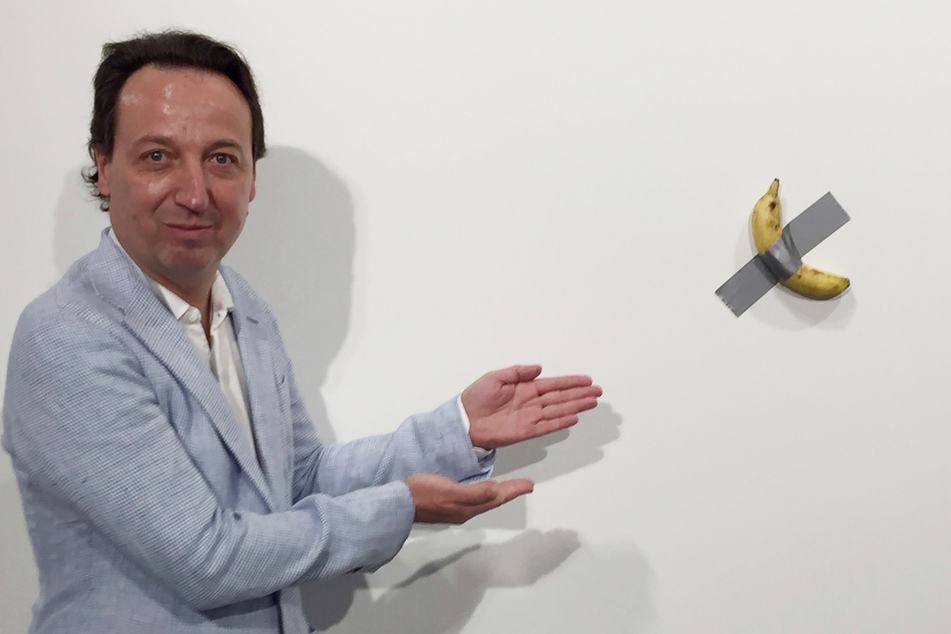 Dezember 2019: Galerist Emmanuel Perrotin zeigt auf das Kunstwerk "Comedian" von Maurizio Cattelan auf der "Art Basel"-Ausstellung in Miami. Diese für 120.000 Dollar als Installation verkaufte Banane ist später auf der Art Basel vor den Augen perplexer Besucher von einem Aktionskünstler verspeist worden.
