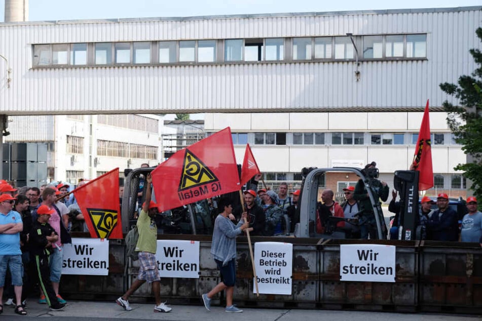 Das Leipziger Halberg-Guss-Werk streikt auch am Wochenende weiter - im Gegensatz zu den Kollegen in Saarbrücken.