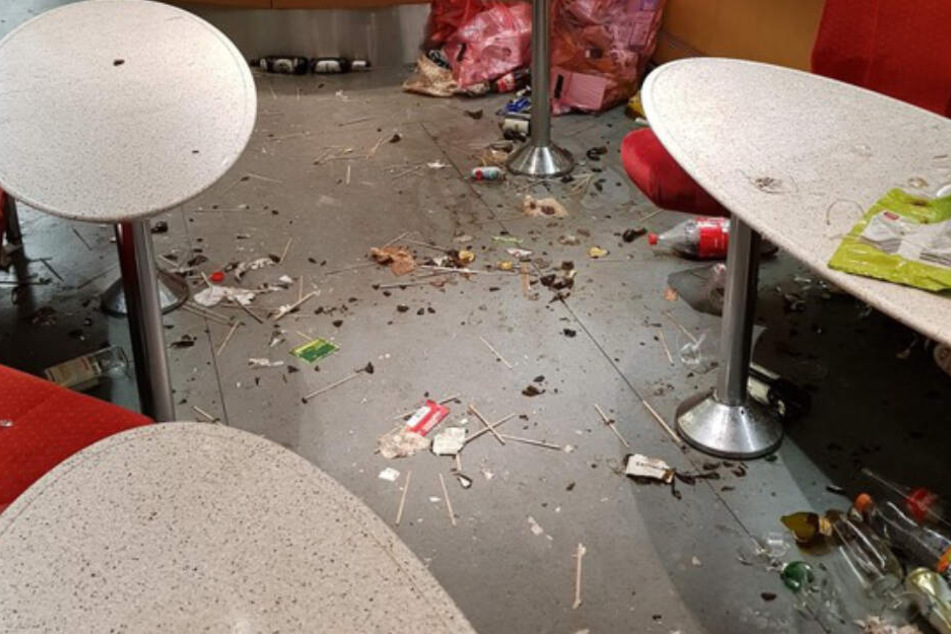 Die Randalierer hinterließen ein Bild der Verwüstung.