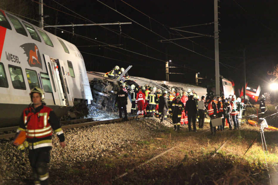 Die Feuerwehr sprach zunächst von rund 20 Verletzten, die vor allem über Kopf- und Rückenschmerzen klagten.