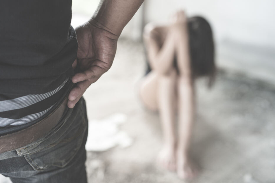 25-Jähriger vergewaltigt seine Ehefrau mit Freunden