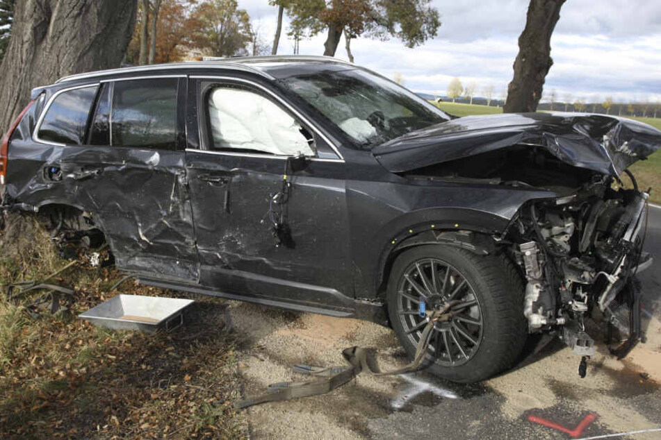 Volvo prallt gegen Baum: Mutter (44) und Tochter (10) schwer verletzt in Klinik