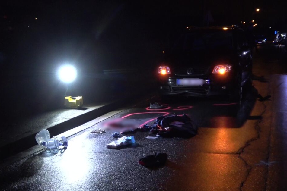 Der Autofahrer sah die Frau zu spät und überrollte sie.