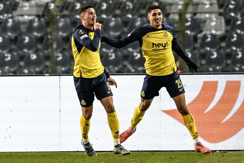 Franjo Ivanovic (21, l.) freut sich mit Teamkamerad Anan Khalaili (20) über sein 1:0 im Spiel von Royale Union Saint-Gilloise gegen OGC Nizza. Bei 2:1-Sieg gelangen dem Kroaten beide Treffer.