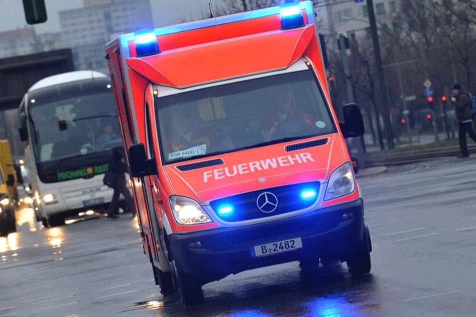 Mehrere Menschen mussten verletzt ins Krankenhaus gebracht werden (Symbolbild).