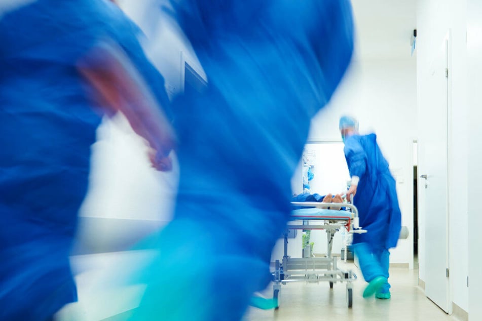 Die Seniorin wurde mit lebensbedrohlichen Verletzungen ins Krankenhaus gebracht. (Symbolbild)