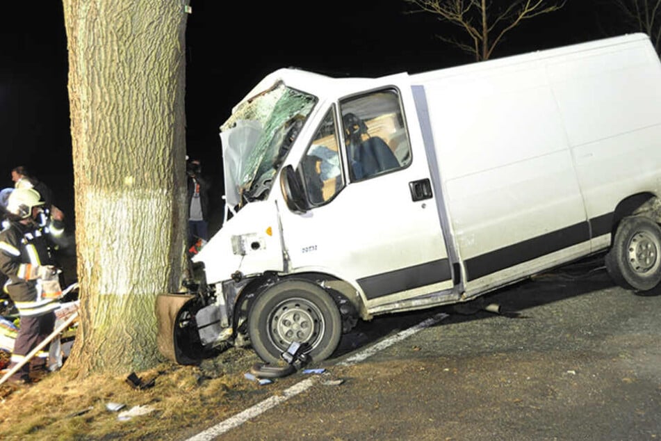 Das Wrack eines Transporters steht nach einem Unfall auf der B168 bei Liebrose an einem Baum.