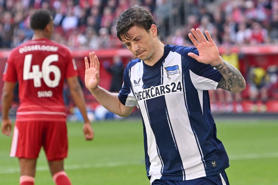 Seit zwei Jahren laufen Hertha-Stars wie Dawid Kownacki (29) mit CheckCars24 auf der Brust auf.