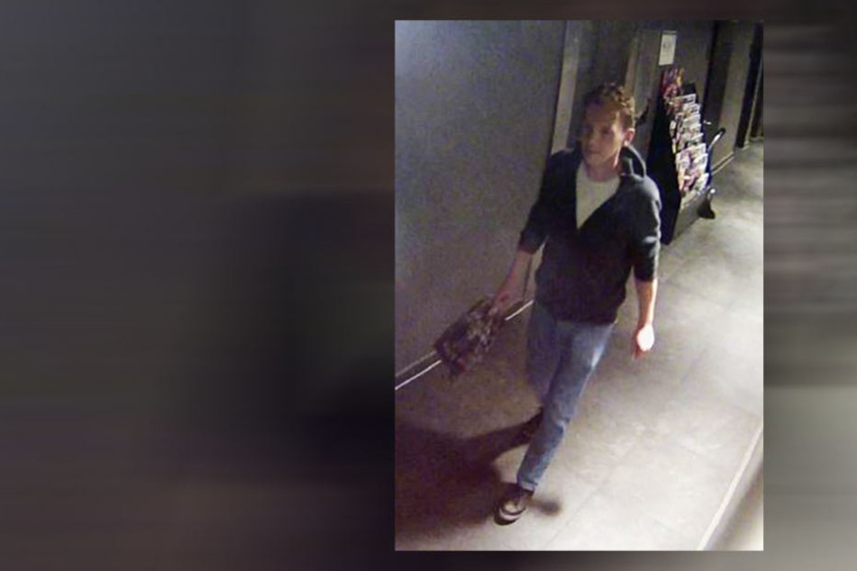 Dieser Mann soll einen 70-Jährigen in einer Garage ausgeraubt und geschlagen haben.