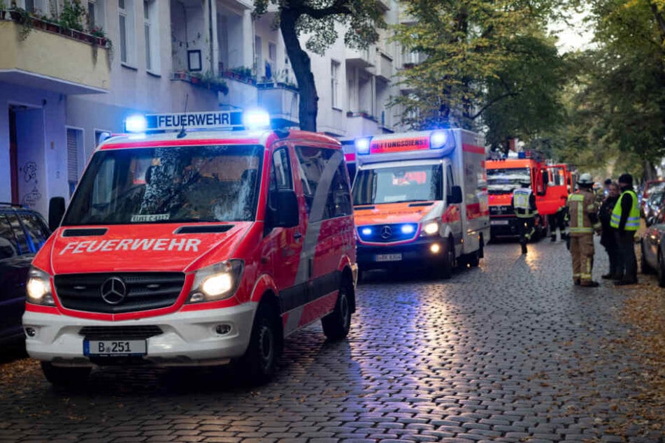 Einsatzfahrzeuge stehen in der Nogatstraße in Neukölln.
