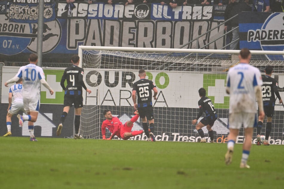 Luca Schuler (l.) überwindet SCP-Keeper Dennis Seimen mit der Hacke und sorgt kurzzeitig für Hoffnung bei Hertha BSC.