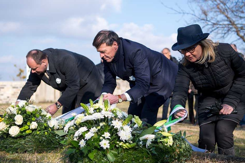 Oberbürgermeister Dirk Hilbert (FDP) und Landtagspräsident Matthias Rößler (Mi.) legen auf der Gedenkstätte auf dem Alten Annenfriedhof Kränze nieder.