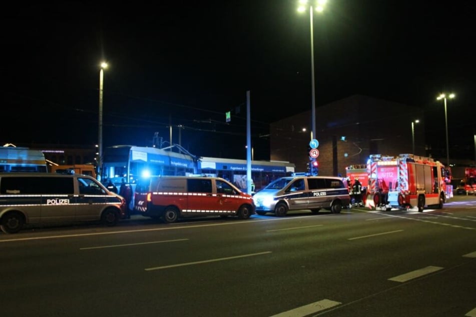 Der junge Mann verstarb noch vor Ort. Die Bahn soll an der Haltestelle Wilhelm-Leuschner-Platz entgleist sein.
