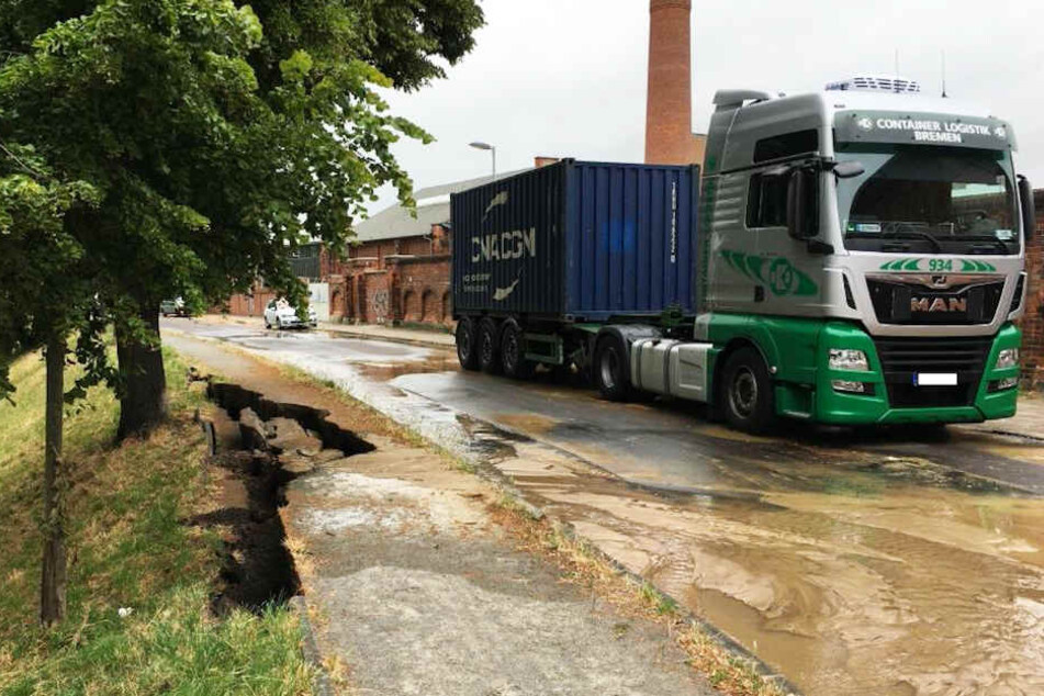 Die Straße drohte, noch weiter abzusacken.