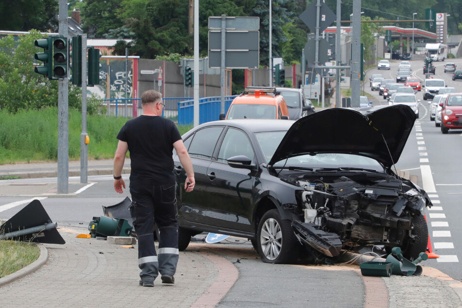 Chemnitz Vw Muss Radfahrer Ausweichen Und Kracht Gegen Ampel Tag24