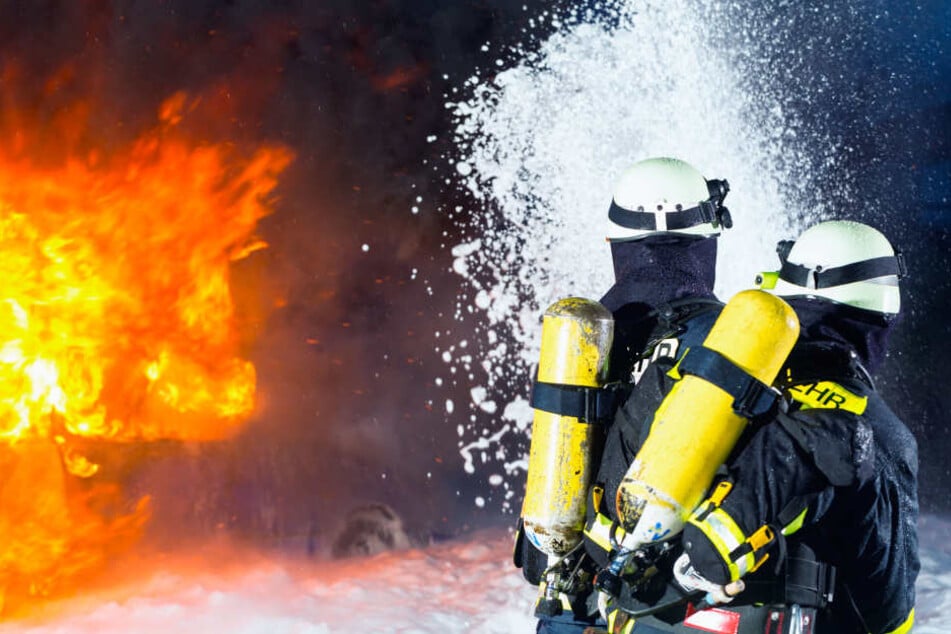 Die Feuerwehr in Neuss konnte eine Person retten, eine Frau starb. (Symbolbild)