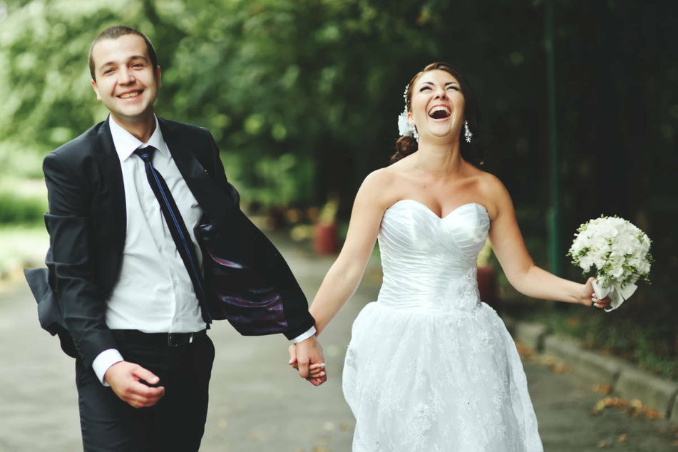 Ein glückliches Brautpaar bei einer Hochzeit. Die Hochzeitsbranche schlägt Alarm, weil viele Paare ihre Feiern aufgrund der Corona-Einschränkungen verschieben. (Symbolfoto)