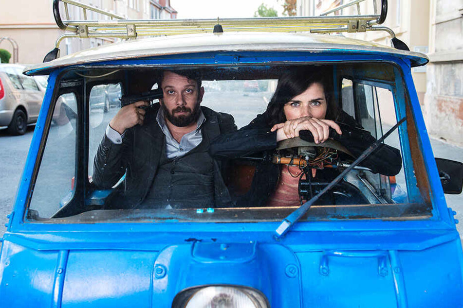 Für die TV-Ermittler im Weimar-"Tatort" Christian Ulmen als Lessing und Nora Tschirner als Kira Dorn kam es diesmal knüppeldick, sie standen selber unter Verdacht - und flüchteten mit der blauen Simson Duo.