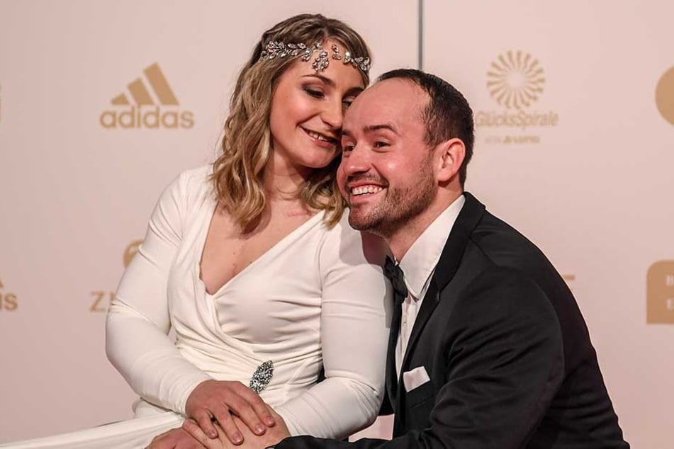Radsportlerin Kristina Vogel sitzt im Kurhaus vor der Wahl zum "Sportler des Jahres" in ihrem Rollstuhl neben ihrem Partner Michael Seidenbecher.