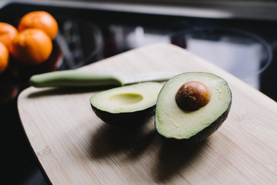 A ripe avocado has a soft texture and a light green OR yellowish color.