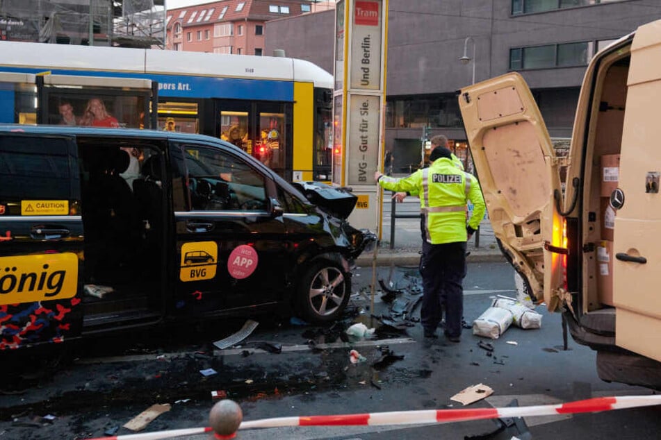 Der BerlKönig sorgte auf der Torstraße für einen schweren Unfall.
