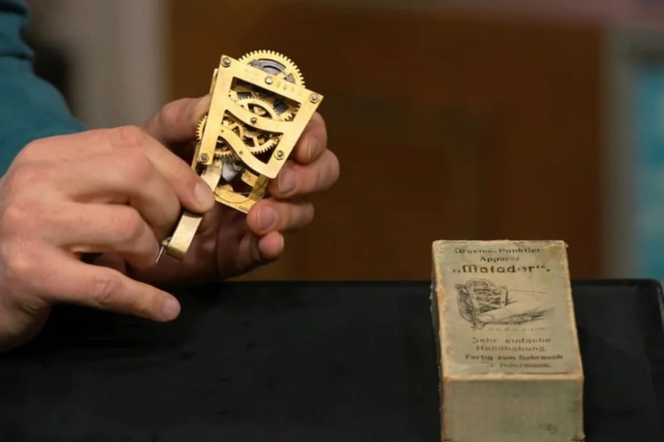 Durch Aufziehen funktioniert das rein mechanische Gerät von 1910 wie eine Art Mini-Presslufthammer.