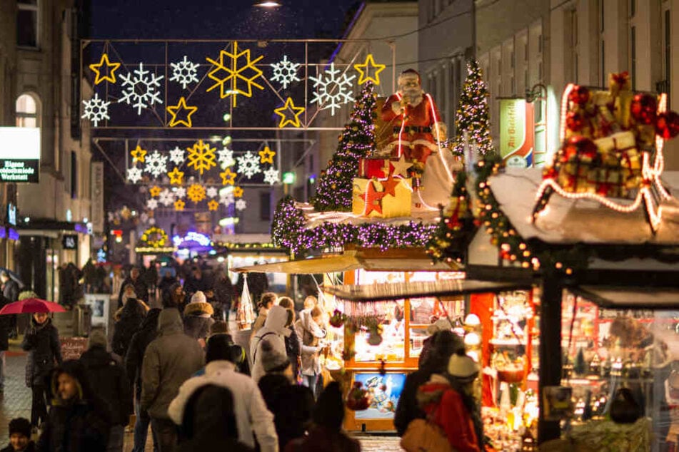 Am Weihnachtsmarkt in Merseburg wurde ein herrenloser Koffer gefunden. (Symbolbild)