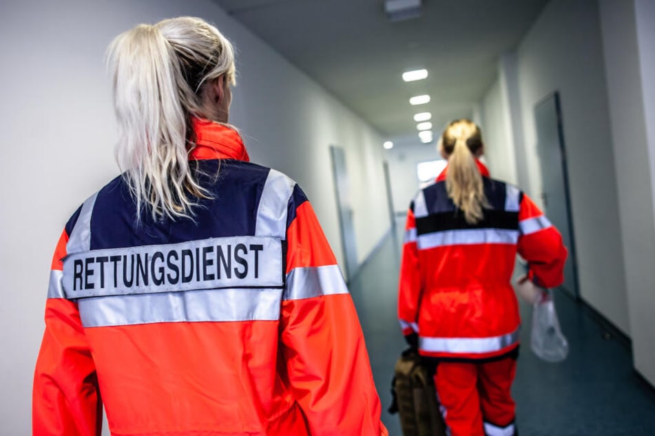 Der Mann aus Köln kam aus der Lombardei, wurde zunächst von Sanitätern untersucht. Später kam er ins Krankenhaus. (Symbolbild)