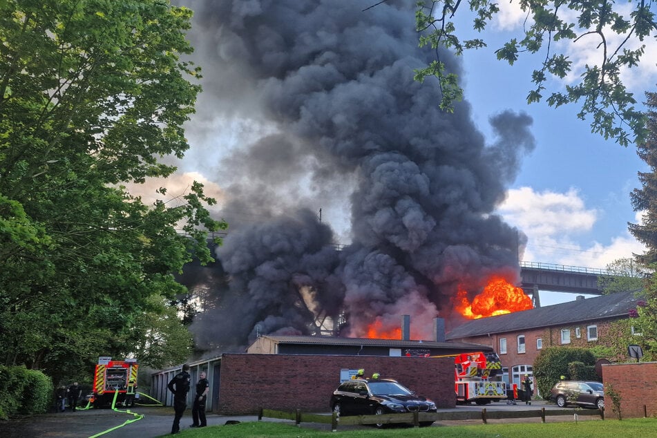 Großbrand vernichtet Garagen und Wohnhaus und stoppt Bahnverkehr