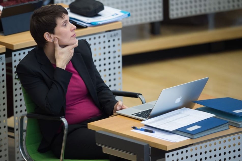 Frauke Petry, Vorsitzende der Blauen Partei, sitzt während der Landtagssitzung im Plenum. Erkennt man hier schon (deutlich) ein Baby-Bäuchlein?