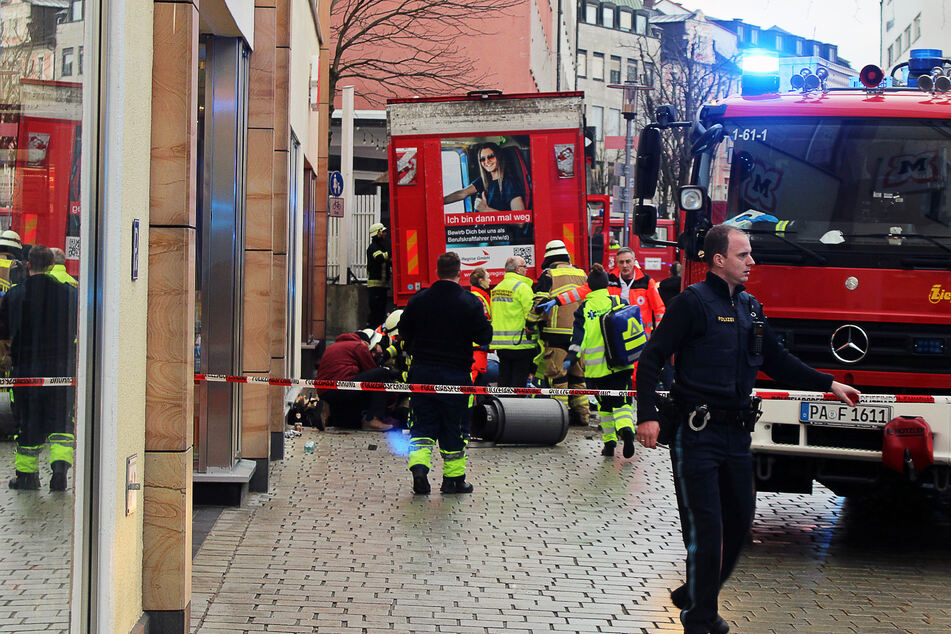Einsatzkräfte von Feuerwehr und Rettungsdienst an der Unfallstelle in Passau.