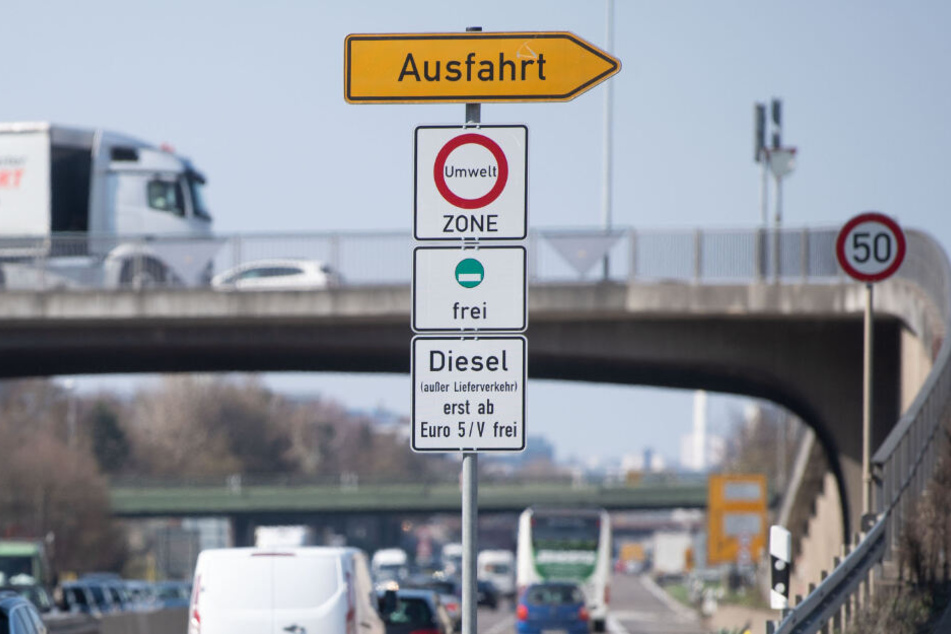 Ein Schild weist auf das Fahrverbot hin.