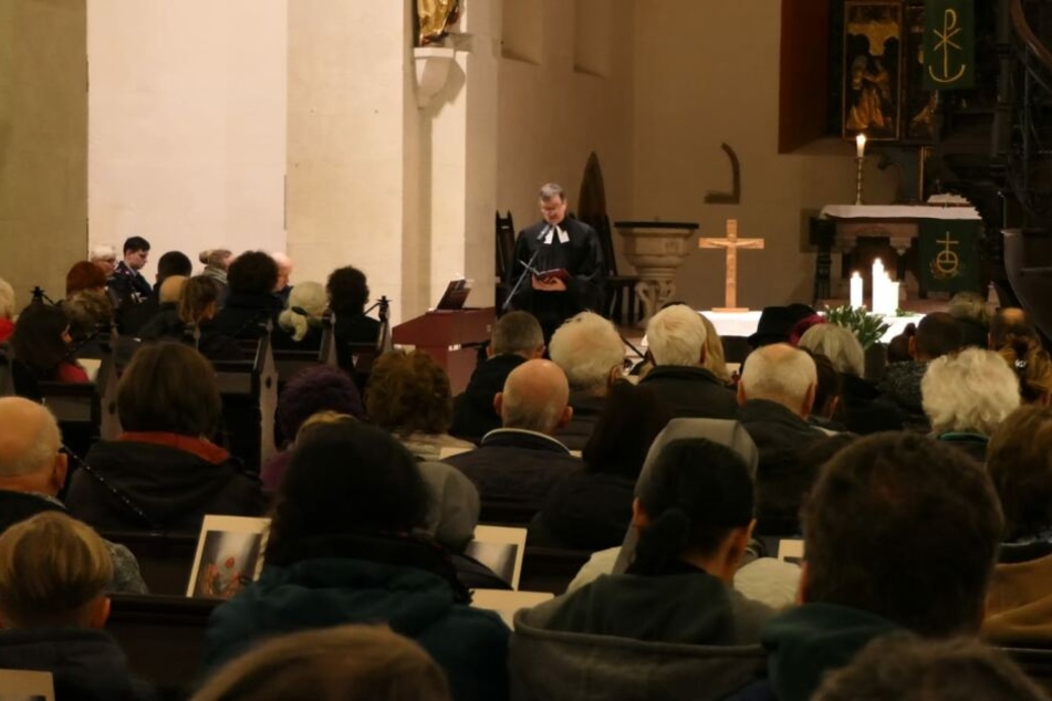 Etwa 200 Menschen besuchten am Montagabend die Frauenkirche.