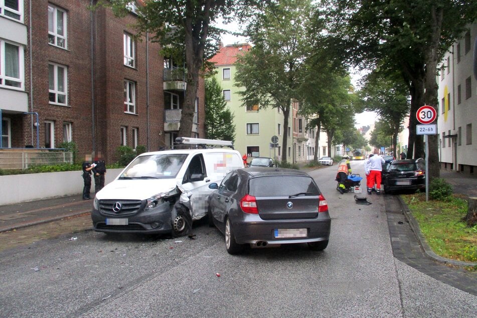 Die Fahrzeuge mussten abgeschleppt werden.