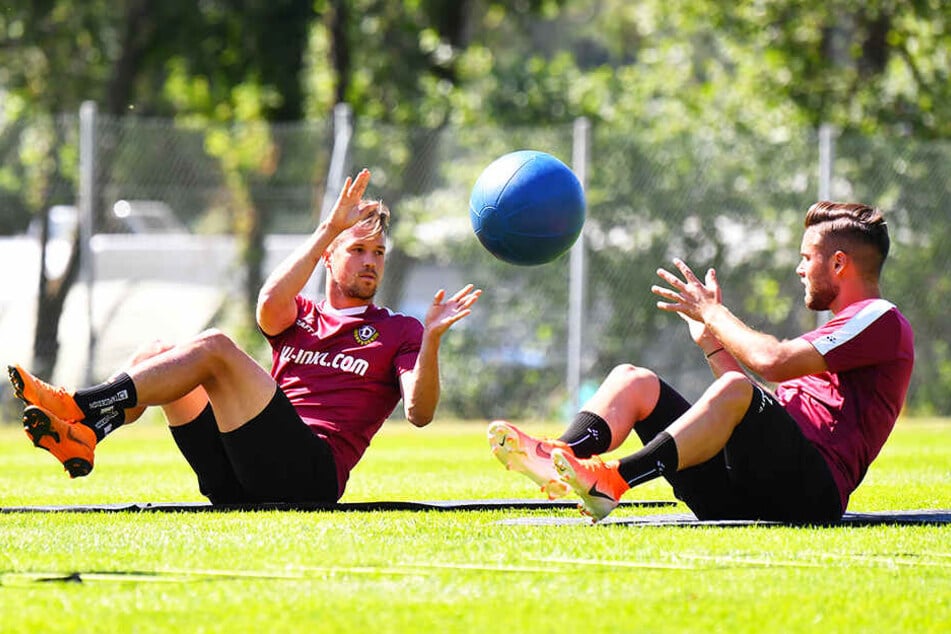 Ab und zu muss doch ein Medizinball herhalten: Niklas Kreuzer (r.) mit Patrick Möschl.