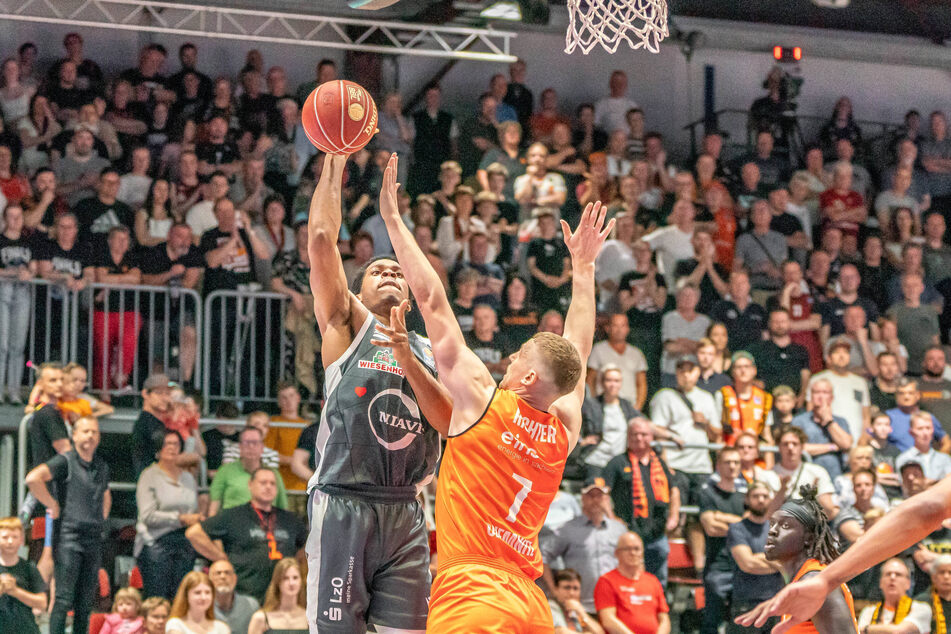 Niners-Spieler Jonas Richter (r.) im Zweikampf mit Richmond Aririguzoh.