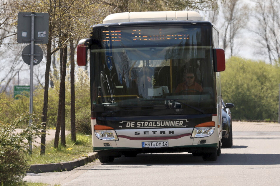 Bei einem Schulbus-Unfall in Aurich (Niedersachsen) sind am Dienstagmorgen sieben Kinder verletzt worden. (Symbolfoto)