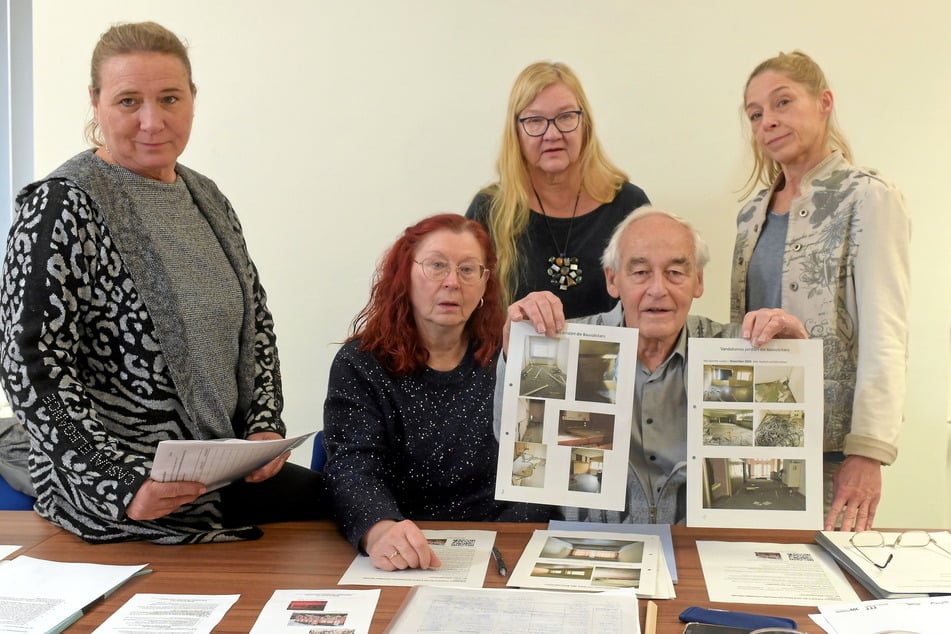 Die Mitglieder der Bürgerinitiative zeigen aktuelle Fotos. Von links: Heike Witopil (61), Petra Hering (68), Dr. Rainer Kempe (81), dahinter stehend: Anja Apel (64) und Annett Müller.