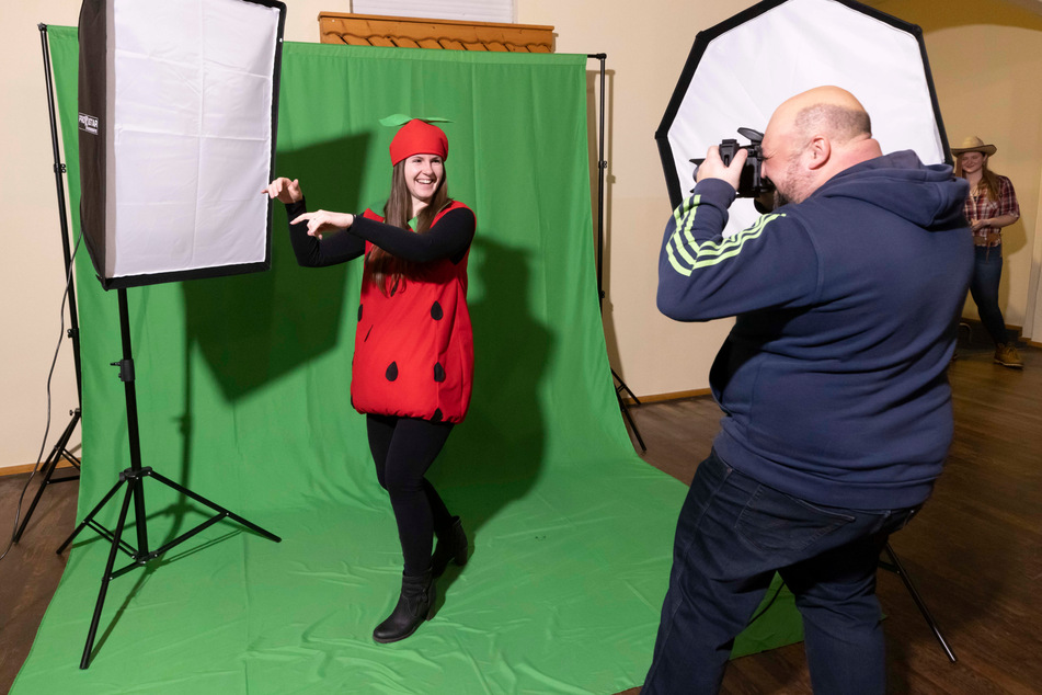 Jens Würsig (48) fotografierte in Neugersdorf vor einem Greenscreen auch Jessica Krause (32), sie verkleidete sich als Erdbeere. Die Bilder werden dann zu einer Polonaise-Collage gebastelt.
