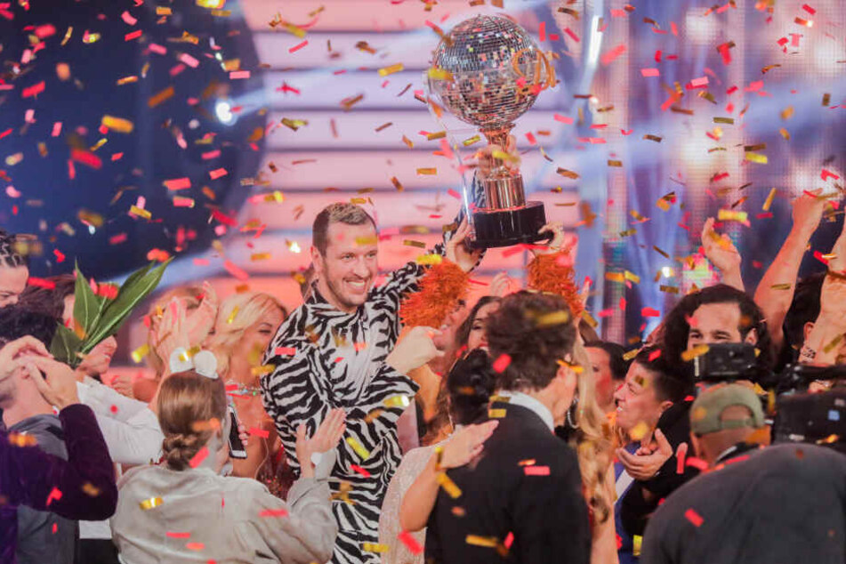 Pascal Hens, ehemaliger Handballer, und Ekaterina Leonova, Profitänzerin, freuen sich in der RTL-Tanzshow "Let's Dance" im Coloneum mit dem Pokal über den Sieg.