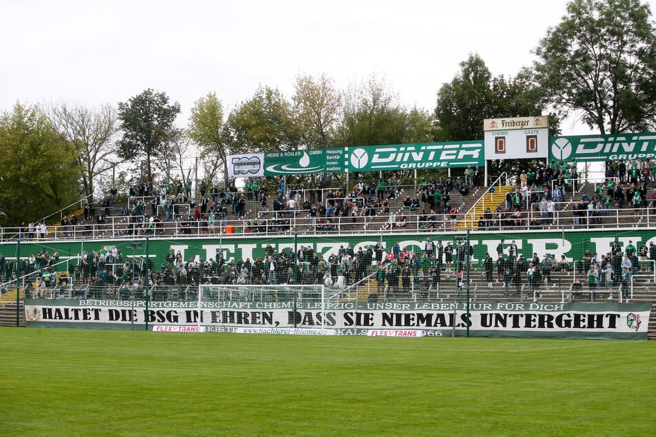 Im Alfred-Kunze-Sportpark in Leutzsch durften am Samstag 2000 Fans ihre Mannschaft anfeuern.
