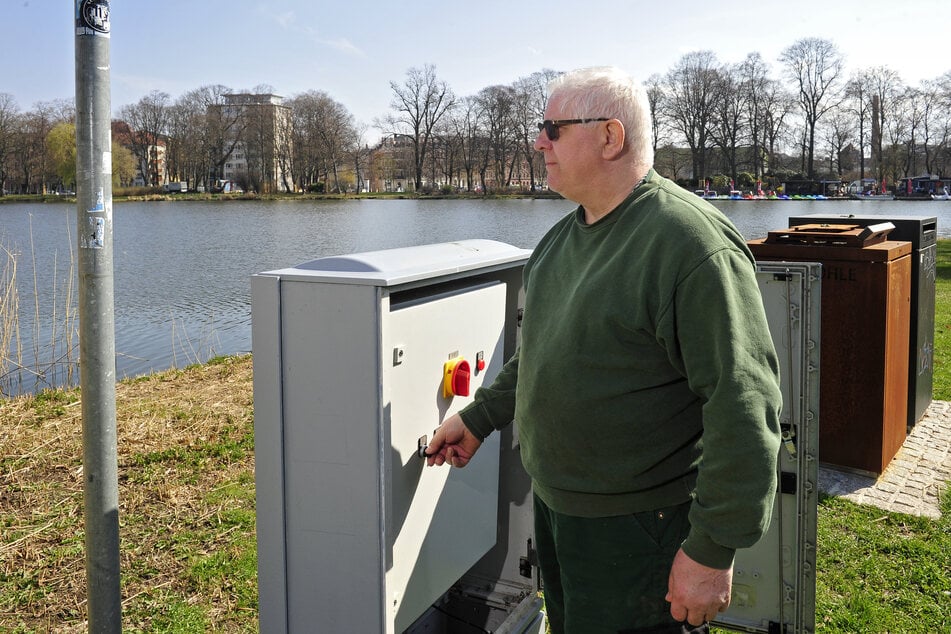Olaf Kunz (62) vom RAC-Rohrleitungsbau Altchemnitz schaltet die Fontäne am Schlossteich ein.
