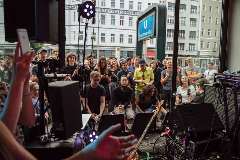 Überall Konzerte beim Torstraßen Festival in Berlin-Mitte.
