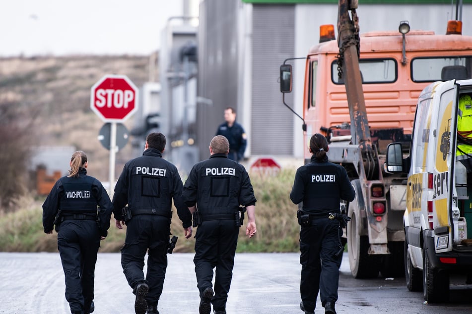 Die Polizei durchsuchte eine Mülldeponie in Flörsheim am Main und fand dort Knochenreste der Verstorbenen. (Archivbild)