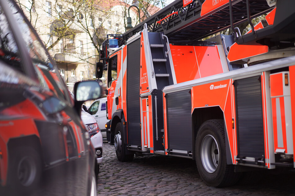 Das Feuer war zunächst aus ungeklärter Ursache im zweiten Obergeschoss der Wohnung des Mehrfamilienhauses in Düsseldorf ausgebrochen. (Symbolfoto)
